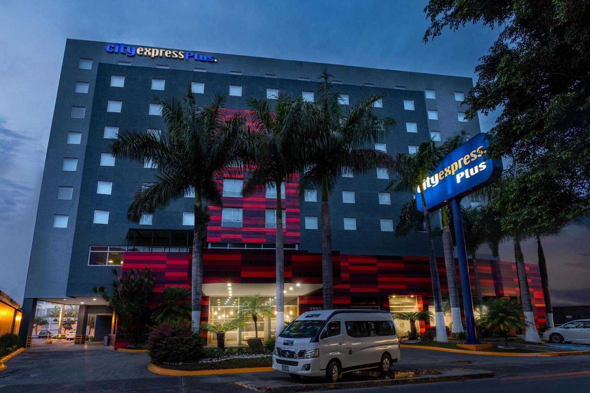 Hotel City Express Plus By Marriott Guadalajara Expo Exterior foto